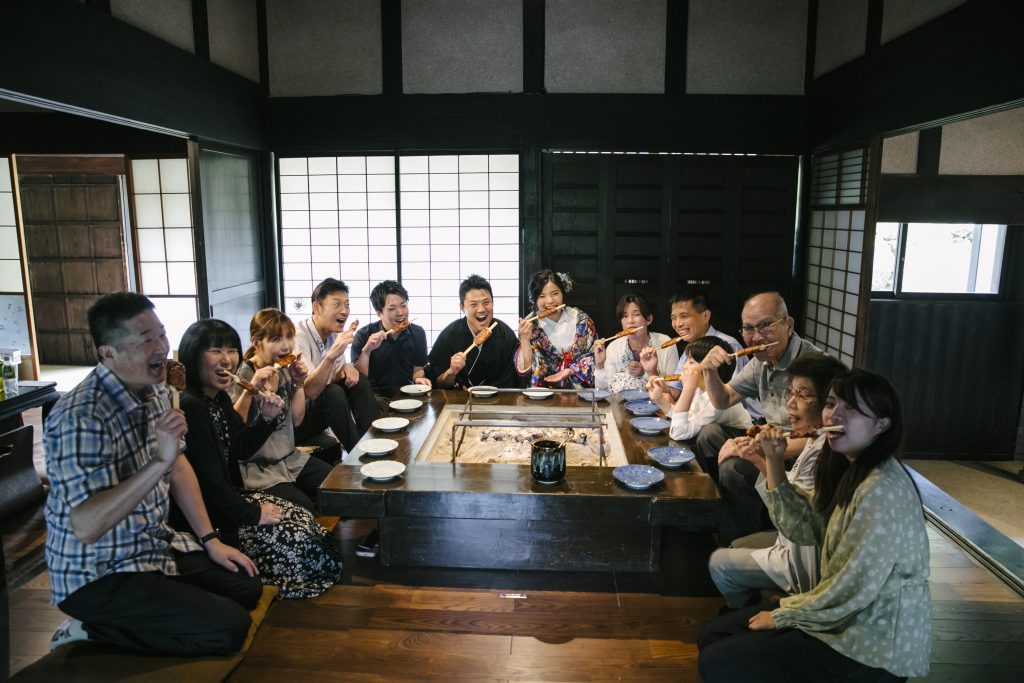 豊田市の結婚式場ニンジャマンションで五平餅を食べる