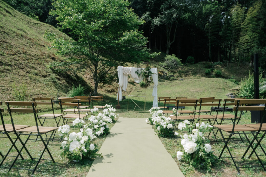 豊田市の結婚式場でセッティングされた、自然をテーマにした挙式装飾