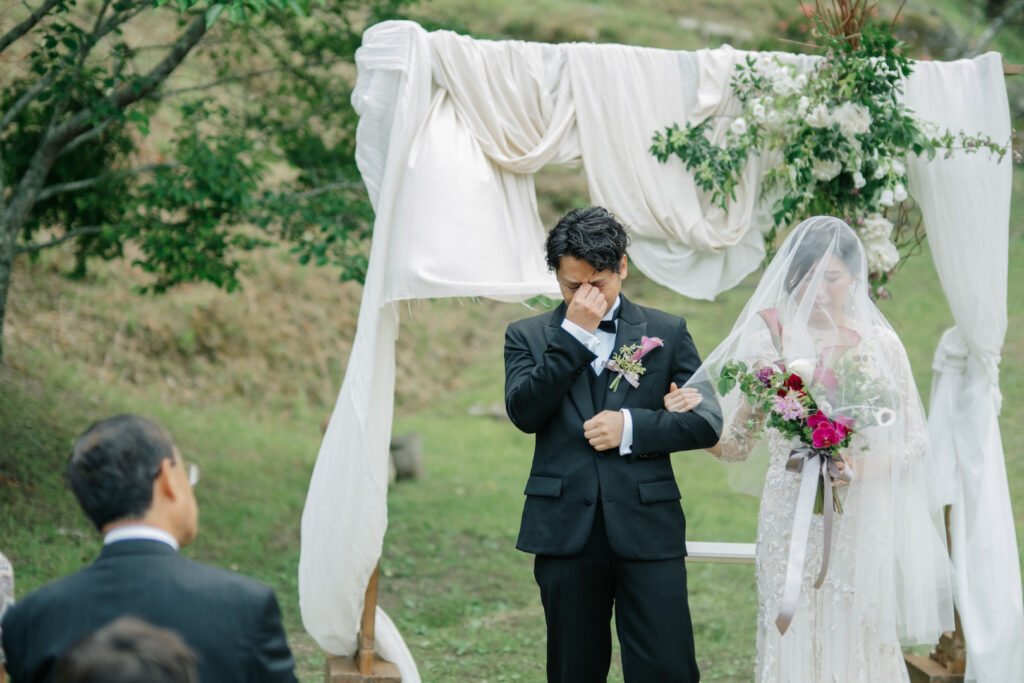 豊田市の結婚式場ニンジャマンションでの挙式　入場後に涙を流す新郎新婦