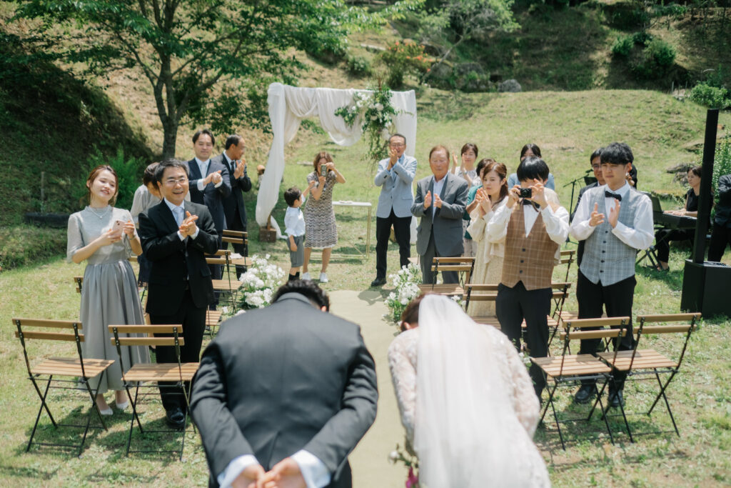 豊田市の結婚式場ニンジャマンションでの挙式退場シーン