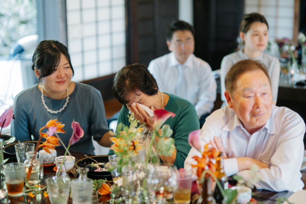 豊田市の結婚式場ニンジャマンションでの会食風景　祖父母の喜ぶ姿
