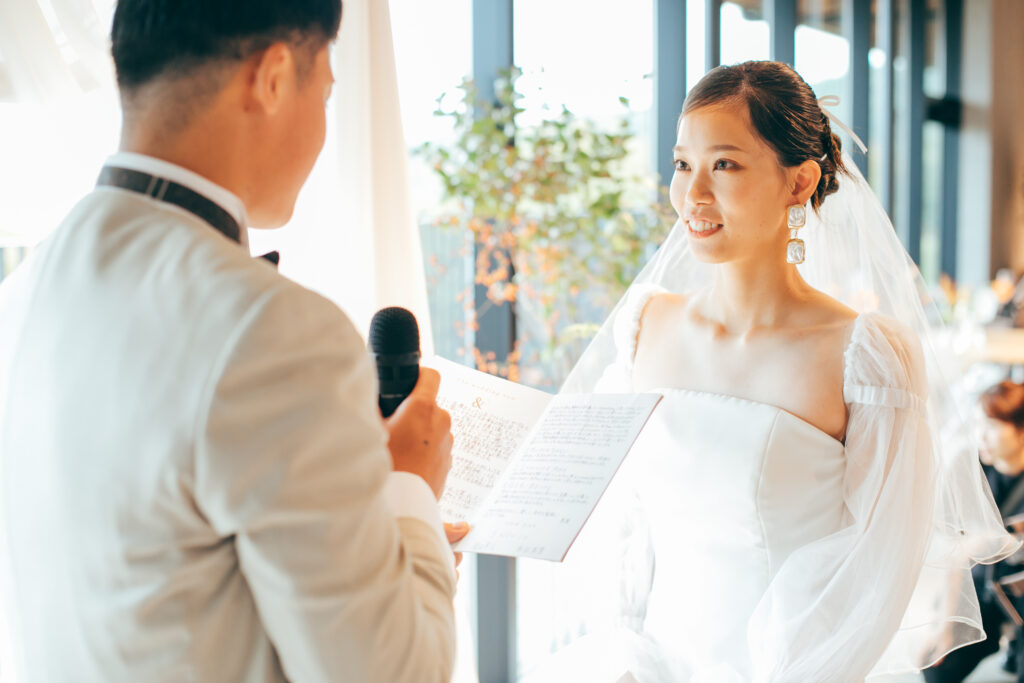 見晴らしのいいスノーピーク豊田鞍ヶ池で誓い合う新郎新婦