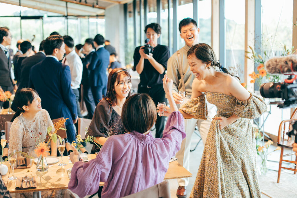 自然光に包まれるスノーピーク豊田鞍ヶ池で笑顔を見せる新郎新婦の結婚式ショット