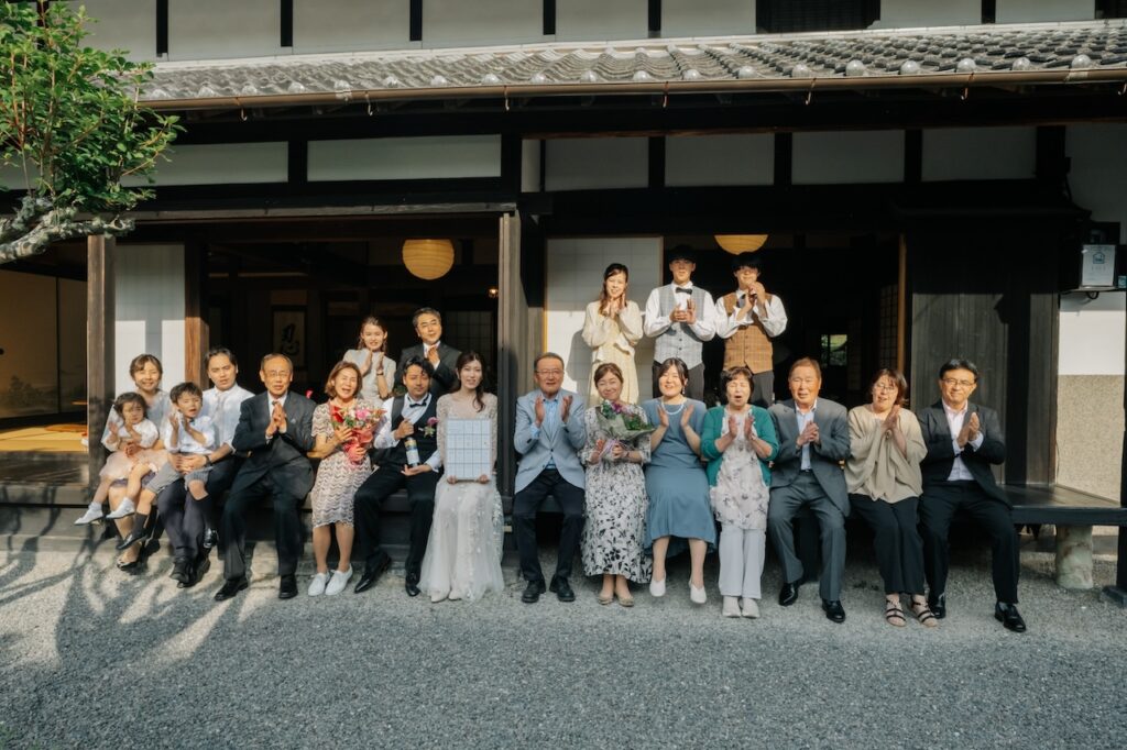 豊田市の結婚式場ニンジャマンションで縁側で撮る集合写真