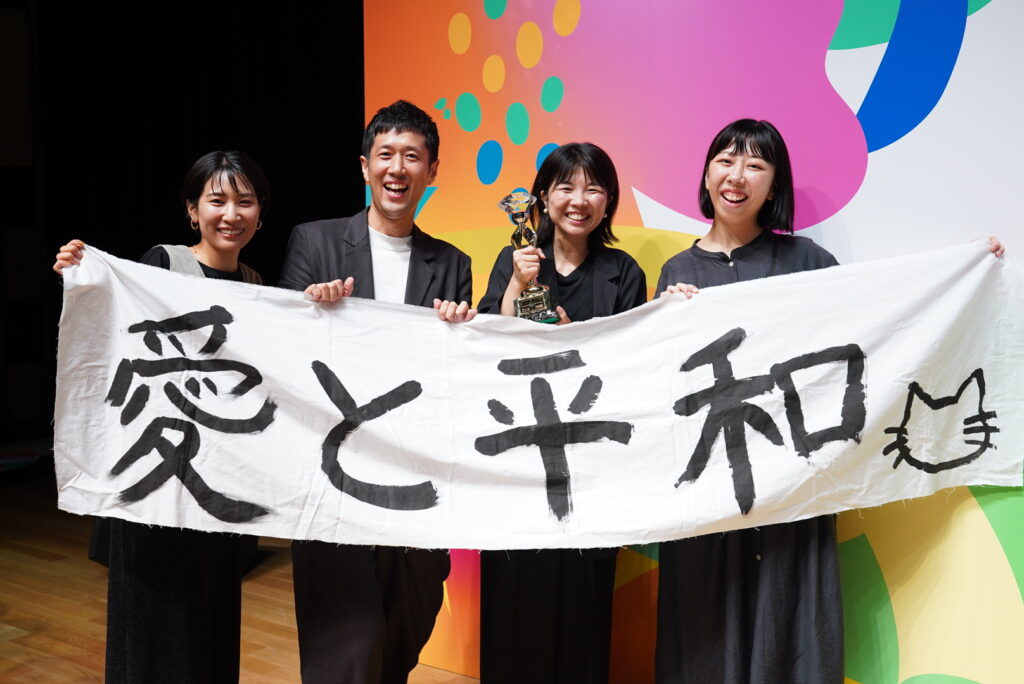 GOOD WEDDING AWARD 2025 グランプリ受賞トロフィーを掲げる様子