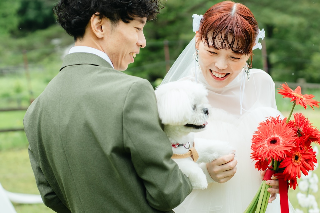 愛犬と一緒に入場する新郎新婦