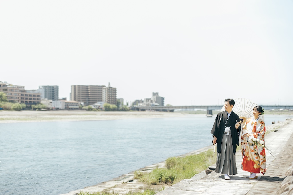 岐阜市の長良川うかいミュージアムで愛犬と結婚式を行う新郎新婦