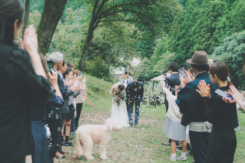 新城のカフェウェディング会場で愛犬と過ごすナチュラルな結婚式の様子