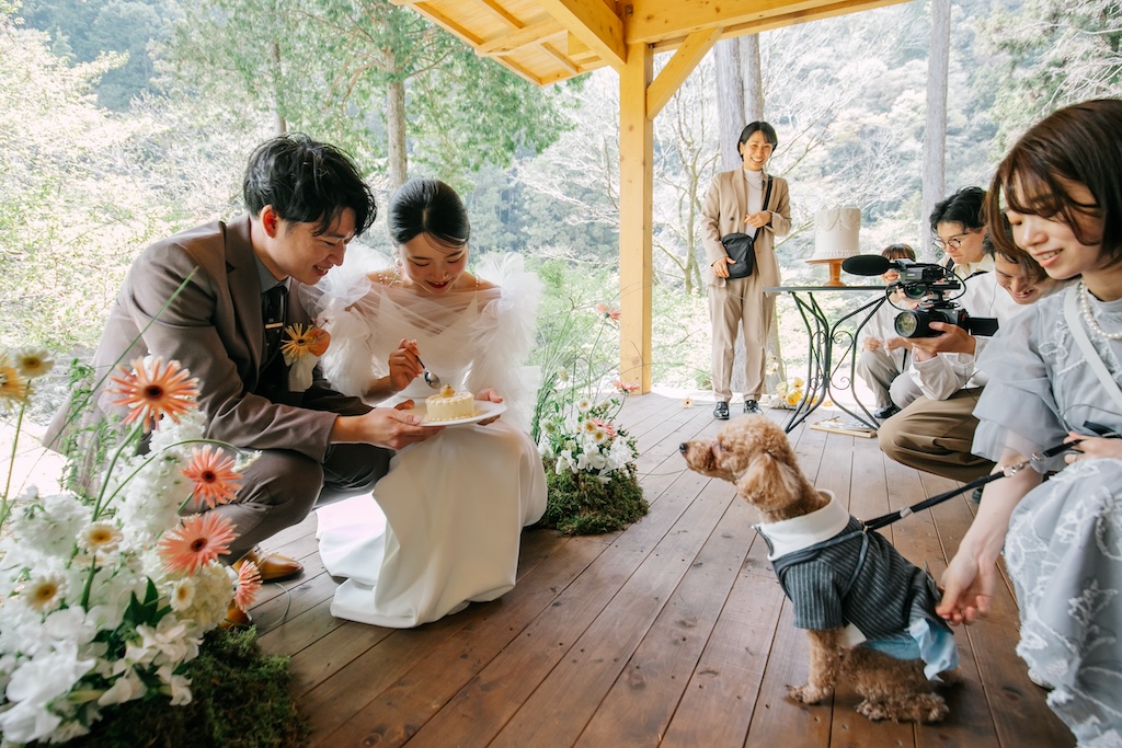 犬用ケーキを前に笑顔の新郎新婦と愛犬
