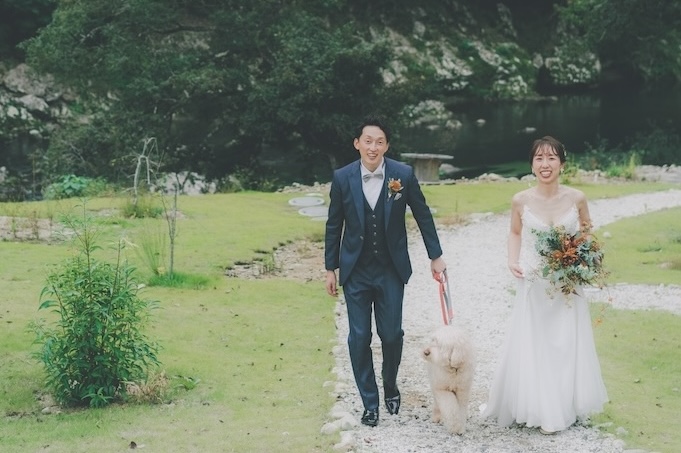 新城のカフェウェディング会場で愛犬と過ごすナチュラルな結婚式の様子
